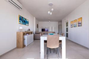 een eetkamer en een woonkamer met een tafel en stoelen bij Casa Matilde in Leverano