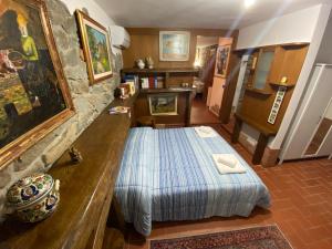 a bedroom with a bed in a room at Villa Gallorosso in Settignano