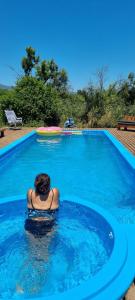 uma pessoa de fato de banho numa piscina em Refugio Pucalan Lodge em Puchuncaví