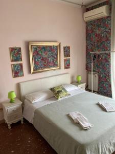 サンタニェッロにあるAmarea holiday home Sorrentoのベッドルーム1室(ベッド1台付)が備わります。壁には絵画が飾られています。