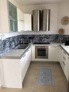 Kuchyňa alebo kuchynka v ubytovaní Casa Su Soli Sardu II - Sea View