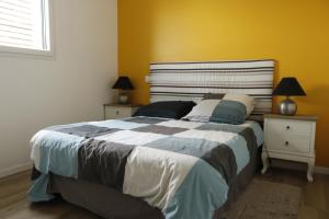1 dormitorio con 1 cama grande y 2 mesitas de noche en maison calme, en Baden