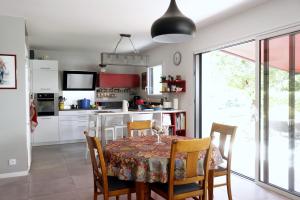 cocina con mesa con sillas y comedor en maison calme, en Baden