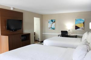 Habitación de hotel con 2 camas y TV de pantalla plana. en Baymont by Wyndham Abilene, en Abilene