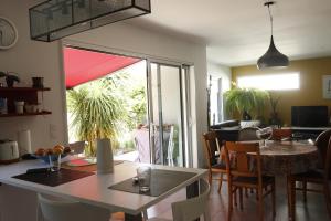 cocina y sala de estar con mesa y sillas en maison calme, en Baden