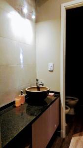 een badkamer met een wastafel en een toilet bij Espacio Selkis in Guaymallen