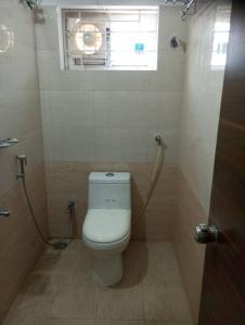 海得拉巴的住宿－Ahasa Glen，一间带卫生间和窗户的浴室