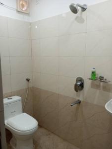 海得拉巴的住宿－Ahasa Glen，浴室配有白色卫生间和盥洗盆。