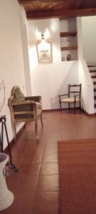 salon z 2 krzesłami i kanapą w obiekcie Radici - La finestra sui Sassi w mieście Matera