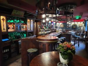 eine Bar mit Holztischen und Barhockern in einem Zimmer in der Unterkunft Wieting´s Hotel in Esens