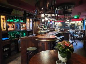 un bar con mesas de madera y taburetes en una habitación en Wieting´s Hotel, en Esens