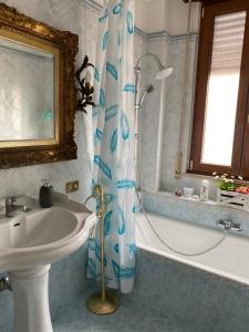 サンタニェッロにあるAmarea holiday home Sorrentoのバスルーム(シンク、バスタブ、シャワー付)