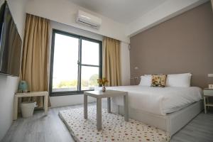 五結鄉的住宿－Love米渡假會館，一间卧室设有一张床和一个大窗户