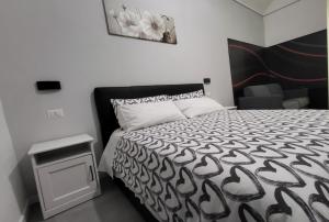 1 dormitorio con 1 cama en blanco y negro y 1 silla en Giglio Rosso, en Bari