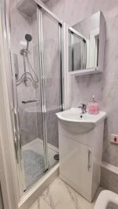 A bathroom at 2 Bed Cosy Flat close to Bus & Tube Station