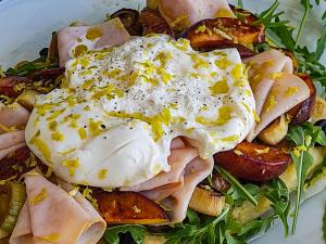 un plato de comida con un huevo encima en Insula Barataria en Belmonte
