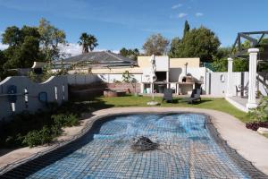 una piscina en un patio con una casa en Hannah's Haven Studio Deluxe - No loadshedding, en Beaufort West