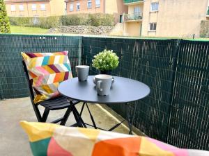 ジョネ・クランにあるLe Nirvana ~ Jolie t2 avec Balcon / 2 min du parcのパティオ(花のテーブル、椅子付)