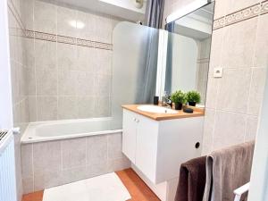 ジョネ・クランにあるLe Nirvana ~ Jolie t2 avec Balcon / 2 min du parcの洗面台、浴槽、鏡のあるバスルーム +14枚の写真