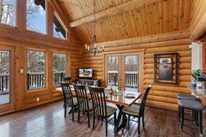 TV a/nebo společenská místnost v ubytování Chalet Zurri