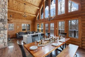 a dining room with a table and chairs in a cabin at Chalet Zurri in Labelle