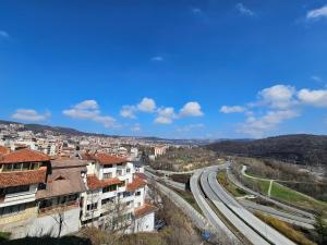- une vue sur une ville avec des voies ferrées et des bâtiments dans l'établissement Apartment 22, à Veliko Tarnovo