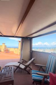 d'un balcon avec des chaises et une vue sur l'océan. dans l'établissement Maya's house, à Punta Ala