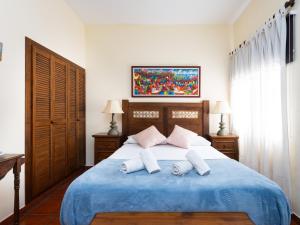 Giường trong phòng chung tại Live Garachico Villa Daute con terraza y piscina