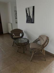 3 sedie e un tavolo in una stanza di Peaceful Escape a Kavala