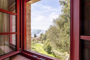 a window with a red frame looking out at a view at Borgo Mommialla Casa Alessandra in Gambassi Terme