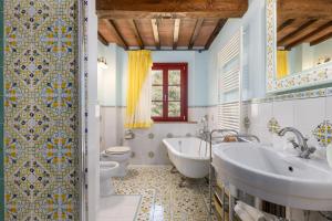 a bathroom with a tub and a toilet and a sink at Borgo Mommialla Casa Alessandra in Gambassi Terme +16 photos