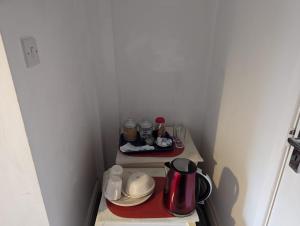 - un petit coin cuisine avec une cafetière et de la vaisselle dans l'établissement House, à Leeds