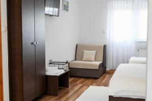 Cette petite chambre comprend une chaise et un lit. dans l'établissement Guesthouse Rubcic, à Rakovica