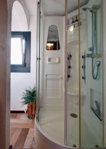 y baño con ducha y puerta de cristal. en Torre Costa Brava, en Garrigás