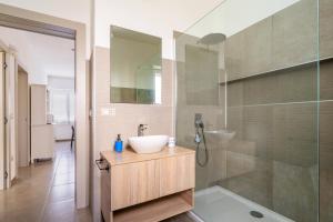 ein Bad mit einem Waschbecken und einer Dusche in der Unterkunft In Collina in Matino