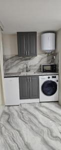 een keuken met een wasmachine en droger op een marmeren vloer bij Ново ! Апартамент Dreams 1 in Sliven