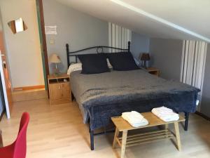 a bedroom with a bed and a table at Duo Pradère avec piscine in Virazeil