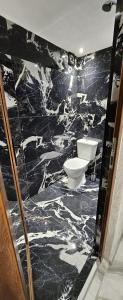 a bathroom with a black and white marble wall at Ново ! Апартамент Dreams 1 in Sliven