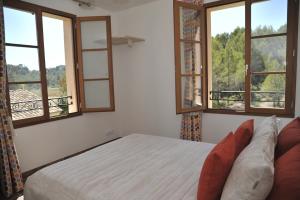 Saint-Marc-JaumegardeにあるDomaine la Garenneのベッドルーム1室(ベッド1台、窓2つ付)