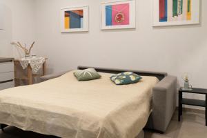 ein Schlafzimmer mit einem Bett mit zwei Kissen darauf in der Unterkunft Le case di Vada/ Appartamento Pietra Bianca in Vada