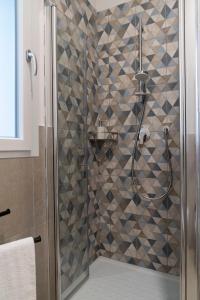 eine Dusche mit Glastür im Bad in der Unterkunft Le case di Vada/ Appartamento Pietra Bianca in Vada