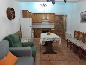 a living room with a table and a kitchen at Casa Manolita in Puebla de Benifasar