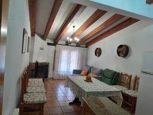 a living room with a table and a couch at Casa Manolita in Puebla de Benifasar