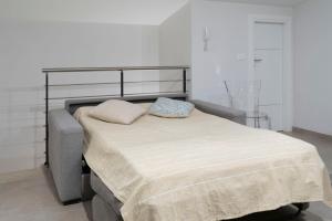 1 cama con 2 almohadas en una habitación en Le case di vada - Il Faro, en Vada