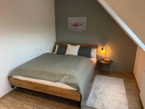 a bedroom with a bed in a room at FreiTraum Apartments No 2 im Zentrum von Bad Neustadt in Bad Neustadt an der Saale