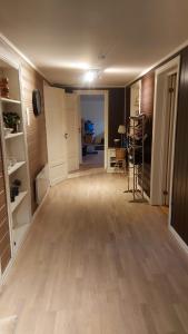 2 bedroom Apartment close to city centre and beach في أوسلو: غرفة معيشة فارغة مع أرضية خشبية صلبة