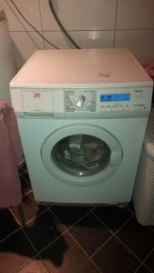 2 bedroom Apartment close to city centre and beach في أوسلو: غسالة ملابس فوقها صندوق +12 صورة