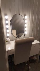 2 bedroom Apartment close to city centre and beach في أوسلو: وجود مرآة على رأس مكتب مع كرسي