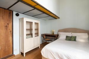 Tempat tidur dalam kamar di penthouse in exclusive borgo pio district