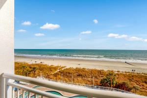 een balkon met uitzicht op het strand bij Bay Watch 0536 in Myrtle Beach